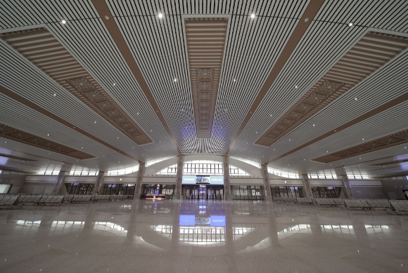 云陽(yáng)站將張飛廟窗格元素融入候車大廳吊頂方案之中。中鐵八局供圖